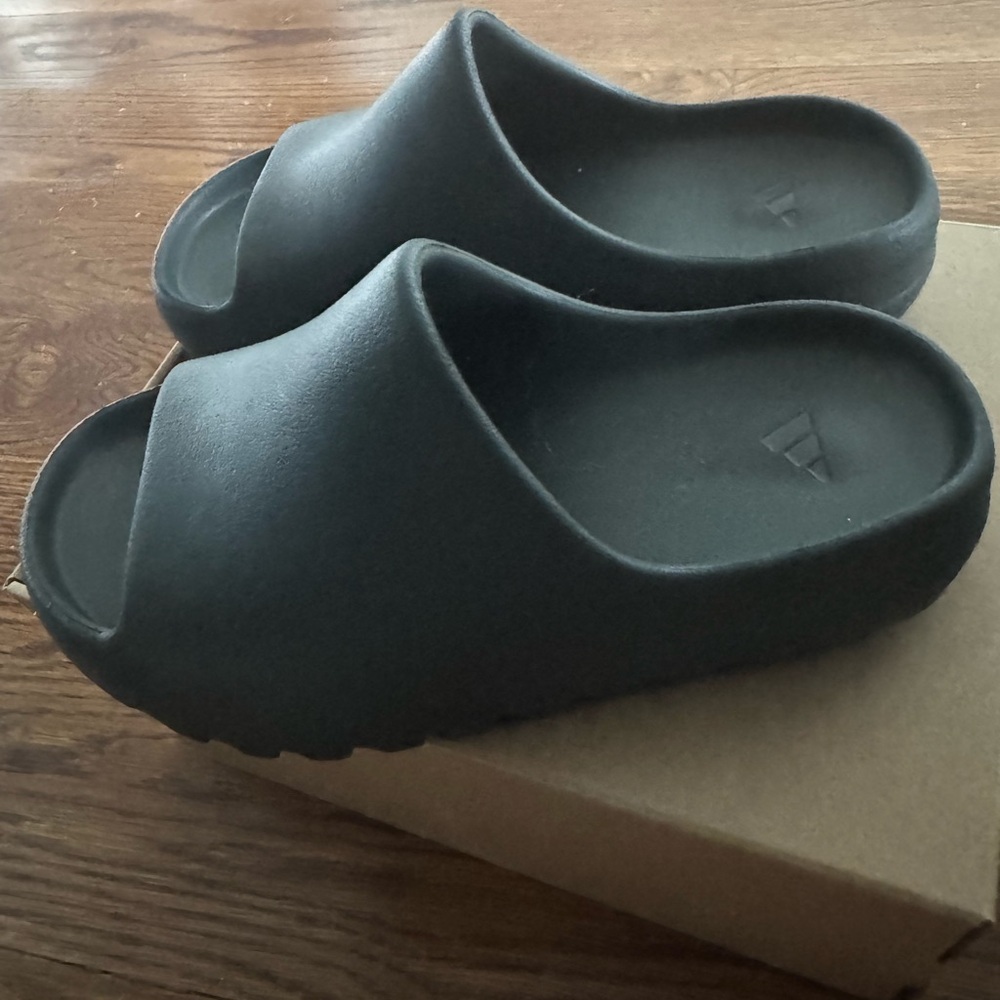 💯 Authentic Yeezy Kids Slides in Dark Onyx - size 3. Excellent condition!